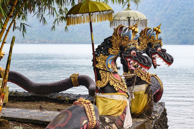 Esculturas de dragones en los terrenos del templo Pura Ulun Danu Bratan, Bali, Indonesia