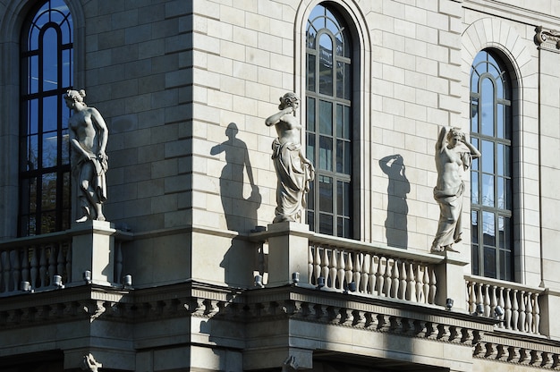 Foto esculturas en el edificio en la plaza ostrovsky