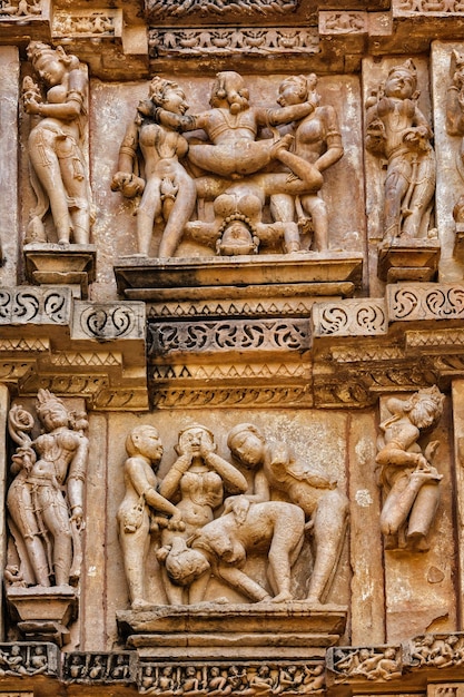 Esculturas eróticas famosas de escultura em pedra Templo Lakshmana local turístico indiano Khajuraho Índia