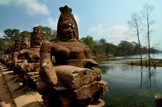 Esculturas espíritus demonios en un puente en la puerta sur de Angkor Thom Camboya Angkor Wat templo lago