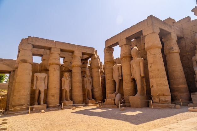 Las esculturas de faraones y dibujos egipcios antiguos en las columnas del Templo de Luxor.