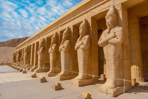 Esculturas de faraones entrando en el templo funerario de Hatshepsut en Luxor. Egipto