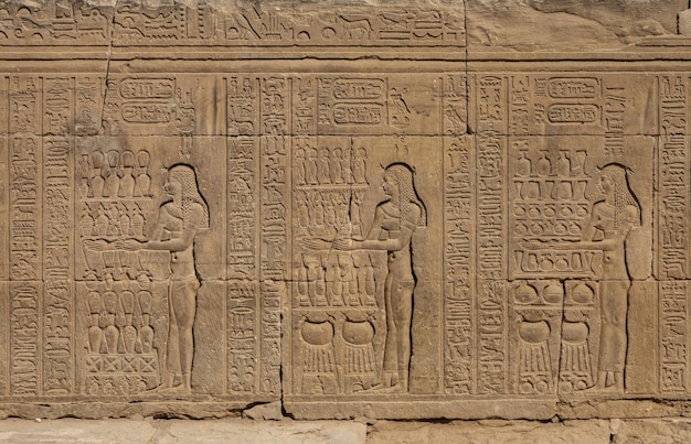 Esculturas hieroglíficas no antigo templo
