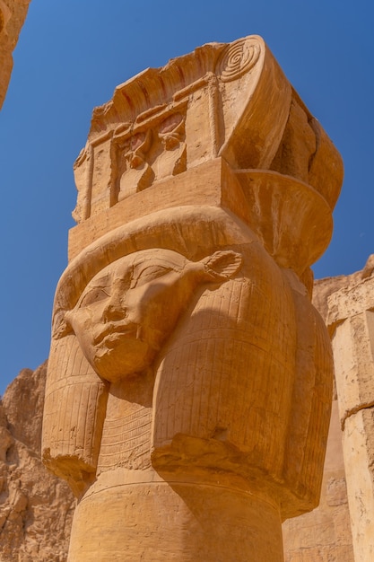 Esculturas históricas nos pilares do Templo Funerário de Hatshepsut em Luxor. Egito