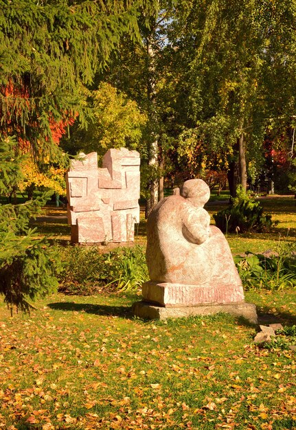 Esculturas de jardín en otoño Parque esculturas de mármol rodeado por un brillante follaje de árboles