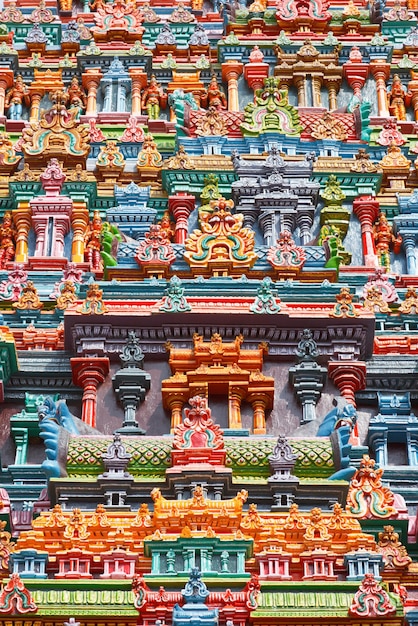 Esculturas na torre do templo hindu