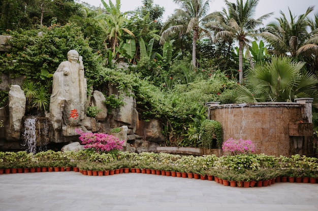 Foto esculturas nacionales a la entrada del parque luhuitou