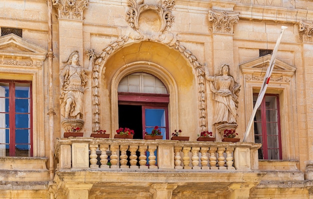 Esculturas nas fachadas dos edifícios e a arquitetura da cidade de mdina em malta. pontos turísticos