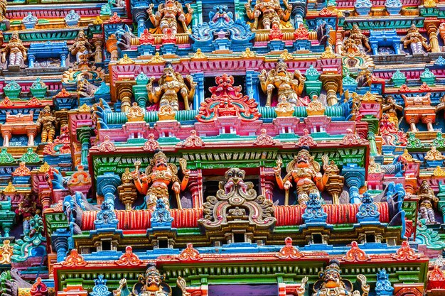 Esculturas no templo hindu Gopura Tower Meenakshi Temple Madurai Tamil Nadu Índia