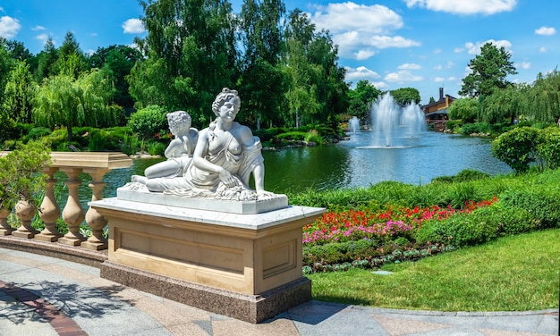 Esculturas en el parque público cerca de la casa Honka en la residencia Mezhyhirya, Kiev, Ucrania, en un día soleado de verano