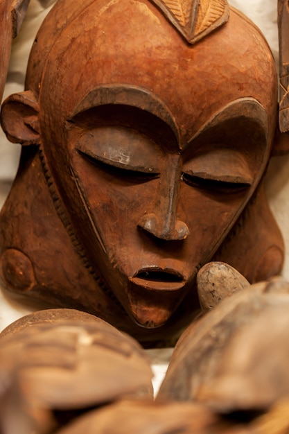 Foto esculturas pinturas quênia máscaras africanas máscaras para lembranças de cerimônias feitas à mão