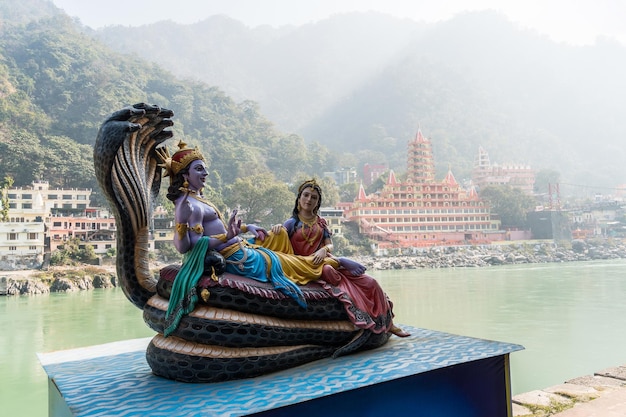 Esculturas religiosas en el terraplén del río Ganges