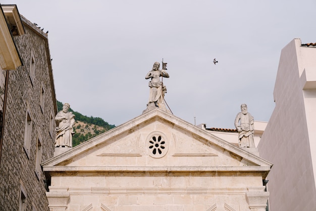 Esculturas sobre la entrada de la iglesia católica de san apóstol mark montenegro