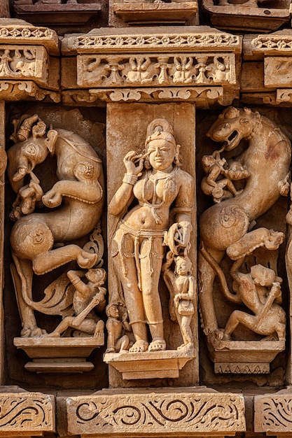 Esculturas en el templo Adinath Jain, Khajuraho