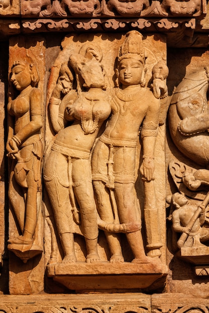 Esculturas en el templo Adinath Jain, Khajuraho