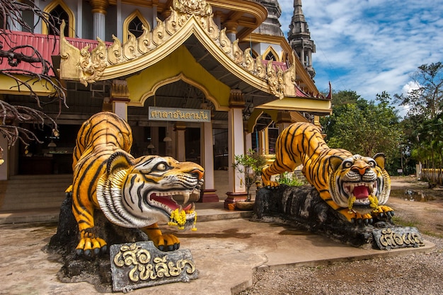 Esculturas de tigres en la entrada al templo budista