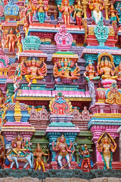 Esculturas en la torre del templo hindú
