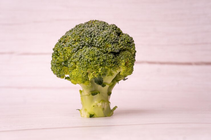 Esencia nutritiva pura Brócoli en un fondo blanco rústico