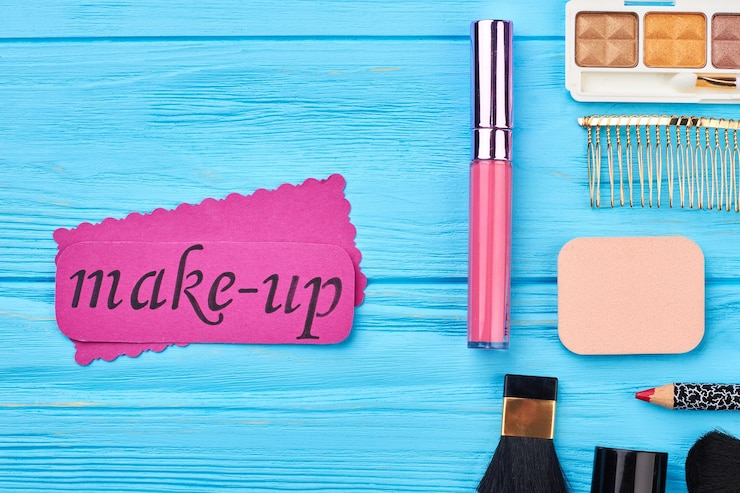 Foto esenciales de maquillaje sobre fondo de madera. endecha plana de artículos cosméticos de moda de mujer. maquillaje colorido de tarjetas de papel.