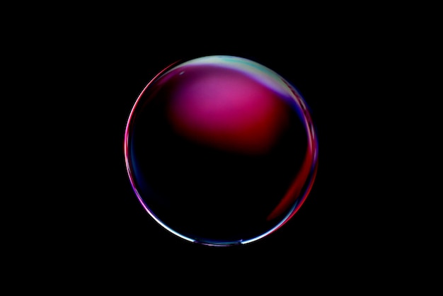Esfera abstractamente colorida aislada en negro Bola mágica en negro