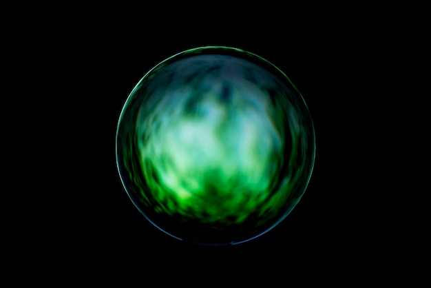 Foto esfera abstractamente colorida aislada en negro bola mágica en negro