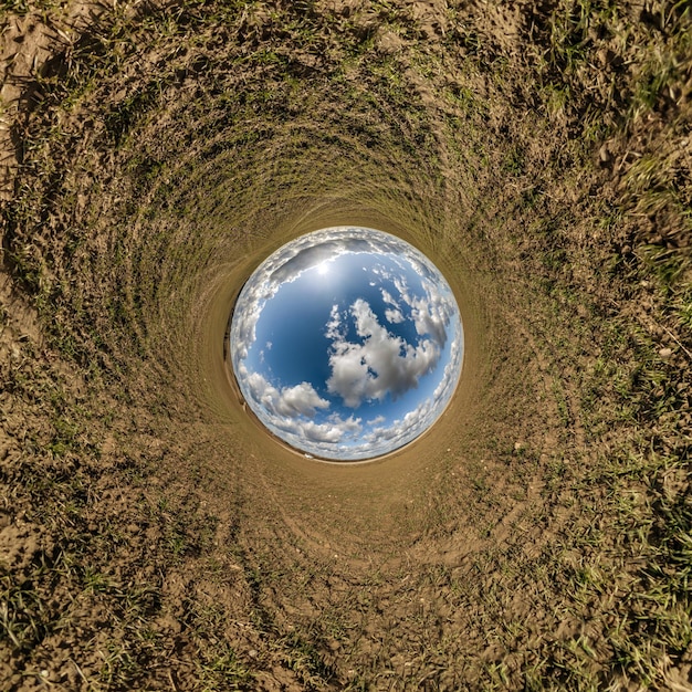 Esfera de agujero azul pequeño planeta dentro de fondo de marco redondo de hierba verde