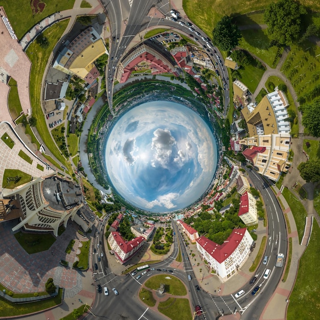 Esfera azul dentro com vista para a cidade velha desenvolvimento urbano edifícios históricos encruzilhada com ponte sobre o rio largo Transformação do panorama esférico 360 em vista aérea abstrata