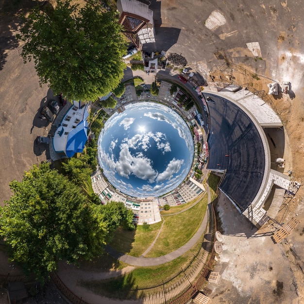 Esfera azul dentro com vista para edifícios históricos de desenvolvimento urbano da cidade velha e encruzilhadas com carros Transformação do panorama esférico 360 em vista aérea abstrata