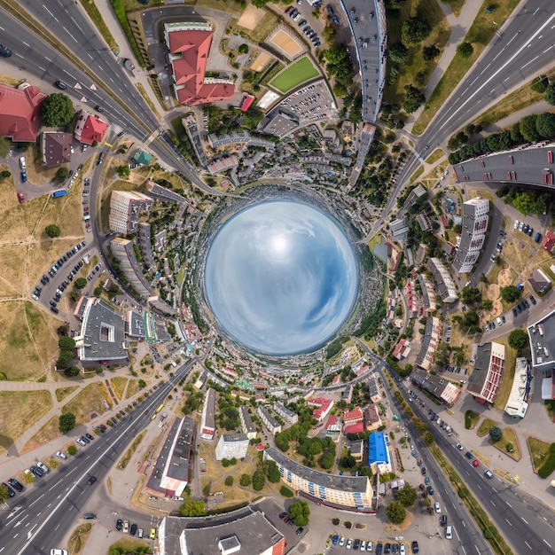 Esfera azul en el interior con vistas al desarrollo urbano del casco antiguo, edificios históricos y cruces con automóviles Transformación del panorama esférico 360 en vista aérea abstracta