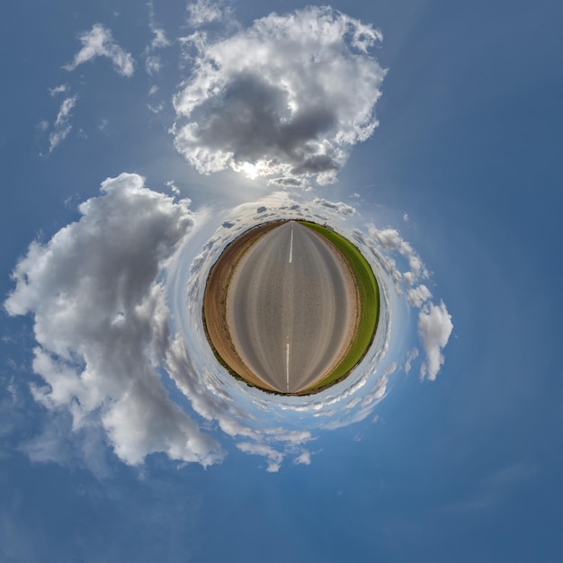 Esfera azul pequeno planeta dentro da estrada de cascalho ou curvatura de fundo do campo do espaço