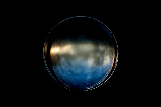 Esfera colorida abstrata isolada em preto Bola mágica em preto