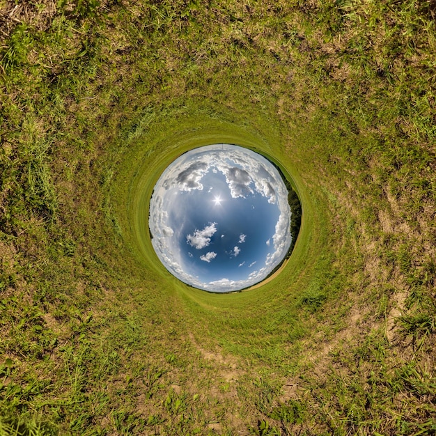 Esfera de buraco azul pequeno planeta dentro do fundo do quadro redondo de grama verde