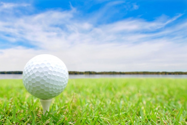 Foto esfera de golfe no t na grama verde.