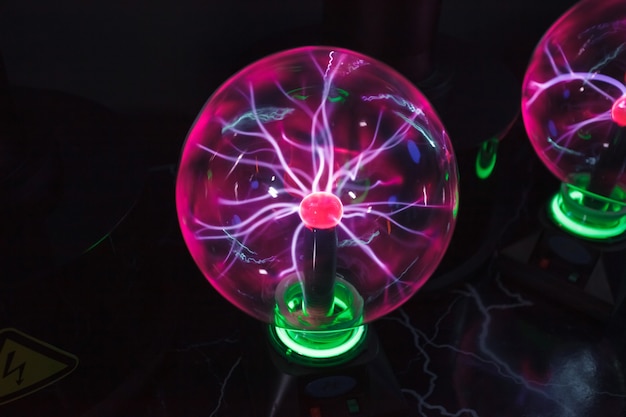 Esfera de vidro com relâmpagos Tesla de plasma.