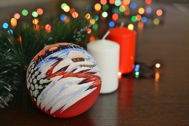 esfera de navidad pintada con velas y luces, close-up