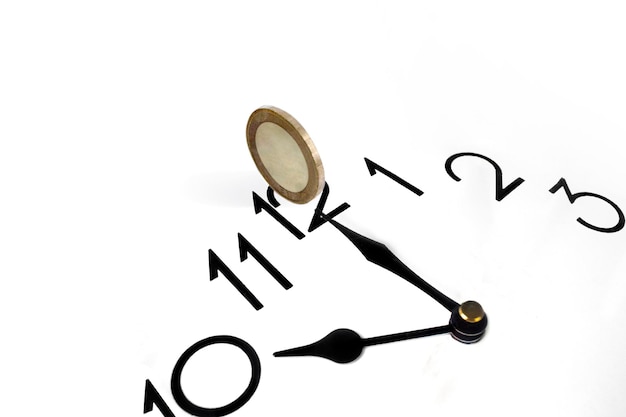 Esfera de reloj de negocios con manecillas y moneda macro primer plano segundero Concepto ocupado o urgente Último minuto justo a tiempo