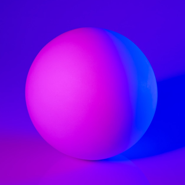 Esfera de yeso en luz de neón rosa y azul