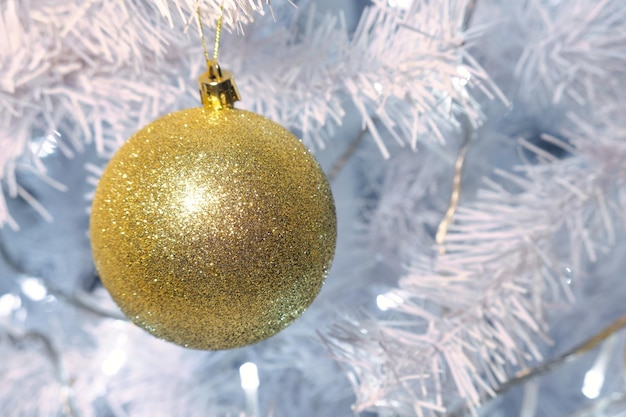 Esferas de natal de ouro e prata brilhantes na árvore de natal com espaço para texto