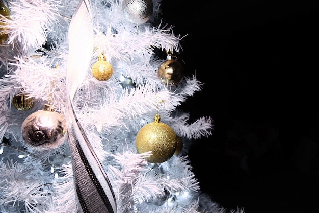 Esferas navideñas doradas y plateadas brillantes en el árbol de navidad con espacio para texto