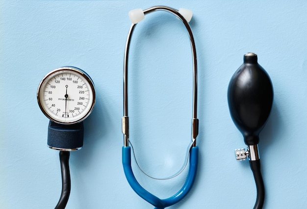 Un esfigmomanómetro para medir la presión arterial, fondo azul, primer plano