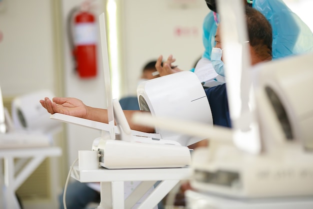 esfigmomanômetro ou monitor de pressão arterial no hospital