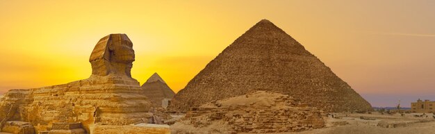 Esfinge contra o pano de fundo das grandes pirâmides egípcias África Giza Plateau