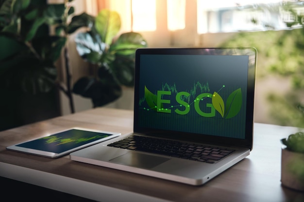 ESG Ecology Care Concept Meio Ambiente Social e Governança Corporativa Empresário Planejando um Projeto ESG em Laptop e Tablet Energia Verde Recursos Renováveis e Sustentáveis