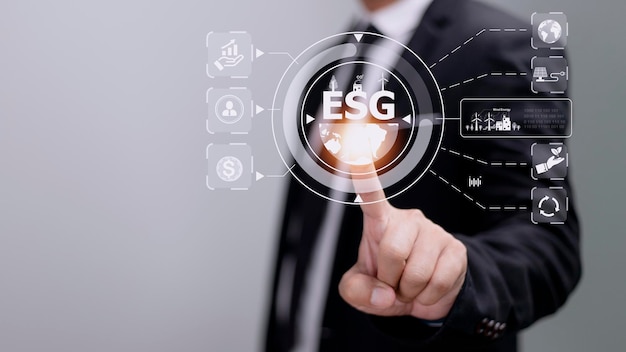 ESG gobernanza social ambiental estrategia empresarial concepto de inversión Empresario presionando el botón en la pantalla
