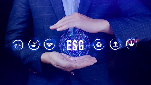 ESG-Icon-Konzept in der Hand für Umwelt, Soziales und Governance in nachhaltigen und ethischen Unternehmen auf dem Netzwerkverbindungsgeschäftsmann, der die Taste auf dem Bildschirm drückt