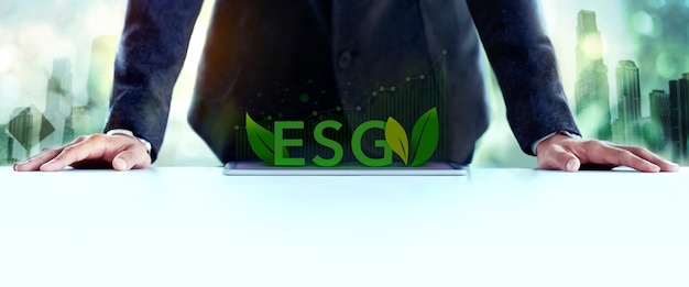 ESG, Ökologie-Pflegekonzept. Umwelt-, Sozial- und Unternehmensführung. Geschäftsmann, der ein ESG-Projekt auf dem Tablet plant. Grüne Energie, erneuerbare und nachhaltige Ressourcen.