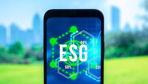 ESG-Konzept. Umwelt, Soziales und Governance in nachhaltigem und ethischem Wirtschaften. Smartphone in der Hand. Ökologische Pflege Foto