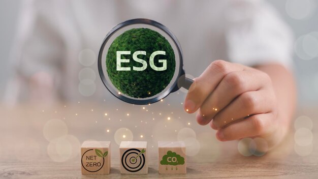 ESG medio ambiente social y gobernanza La lupa centra el icono ESG en el globo verde para el concepto de medio ambiente sostenible mundial