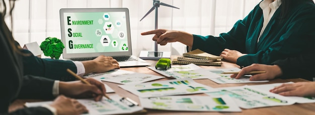 ESG-Umwelt- und Sozialgovernance-Anzeige auf Laptop über umweltfreundliches Unternehmenstreffen mit Geschäftsleuten, die Umweltschutz für eine saubere und nachhaltige Zukunftsökologie umsetzen. Wegweisend