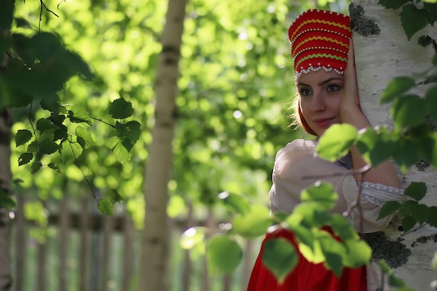 Eslavo em trajes tradicionais se escondendo atrás de árvores